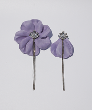 画像をギャラリービューアに読み込む, purple flower earring asymmetry
