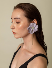 画像をギャラリービューアに読み込む, purple flower earring asymmetry
